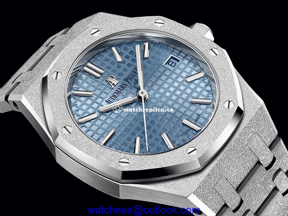 audemars piguet royal oak frosted gold 2021 closeup