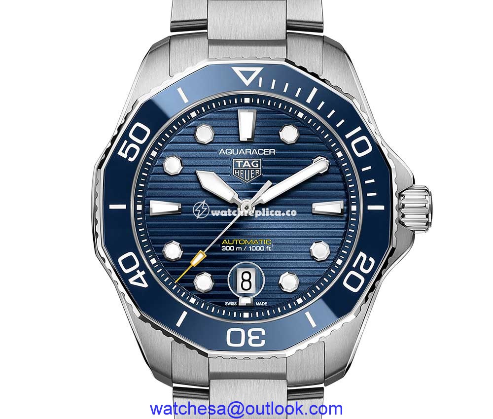 tag heuer aquaracer professional 300 closeup