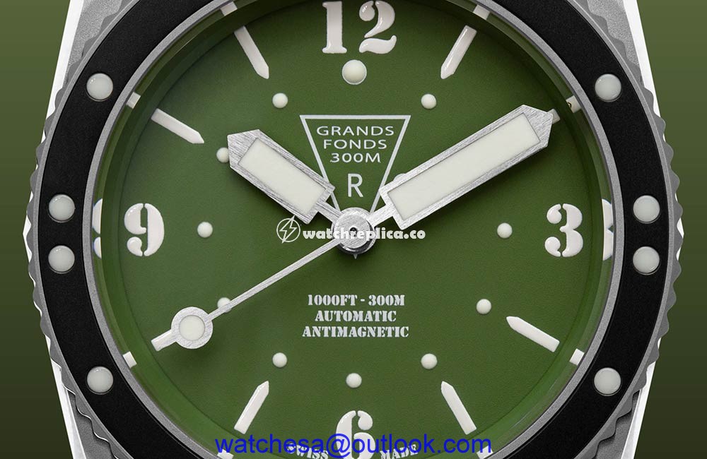 zrc grands fonds 300 militaria dial closeup